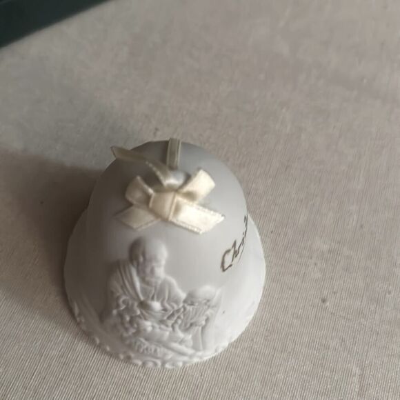 White ceramic detailed Christmas bell with Nativity scene dated 1996 - Picture 5 of 7